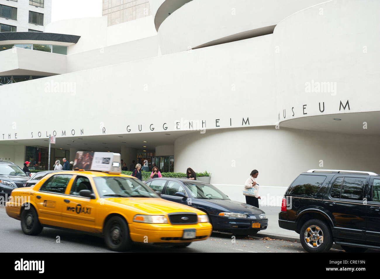 Modern architecture, Solomon R. Guggenheim Museum, Yellow Cab taxi, Upper East Side, Manhattan, New York City, USA Stock Photo