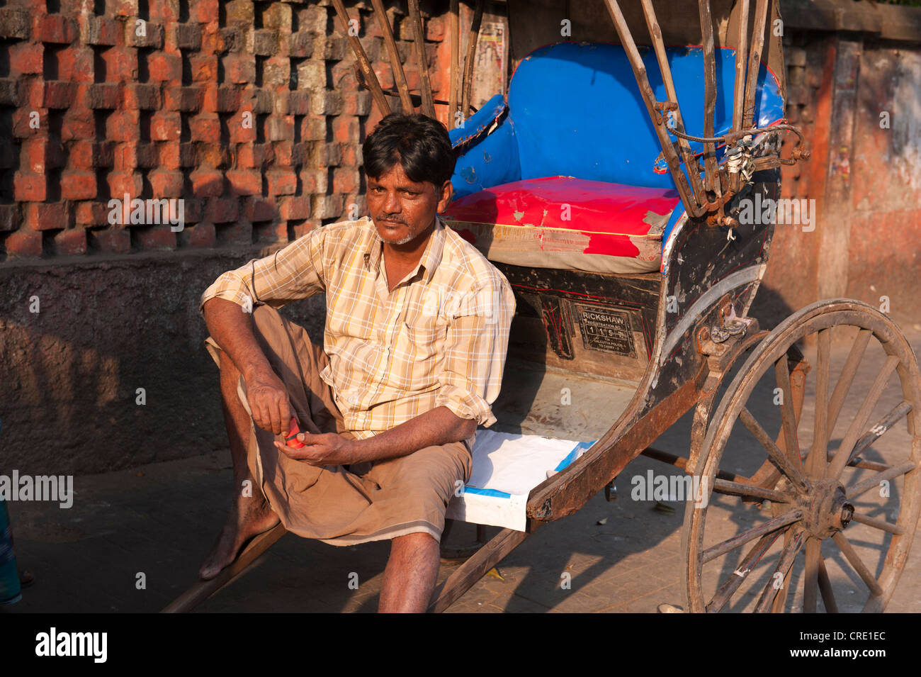 Rickshaw driver sitting and waiting, Chowringhee, Calcutta, Kolkata, West Bengal, India, South Asia, Asia Stock Photo