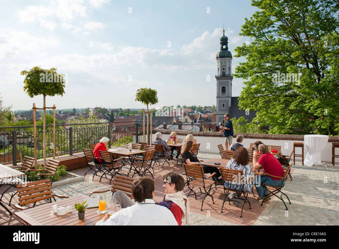 Restaurant, Weihenstephaner am Dom, with its terrace overlooking the historic town centre and the tower of the Parish Church of Stock Photo