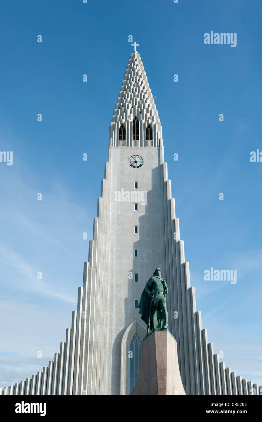 Statue of Leif Ericson, Leifur Eiríksson, in front of the high steeple of the Lutheran Hallgrímskirkja parish church Stock Photo