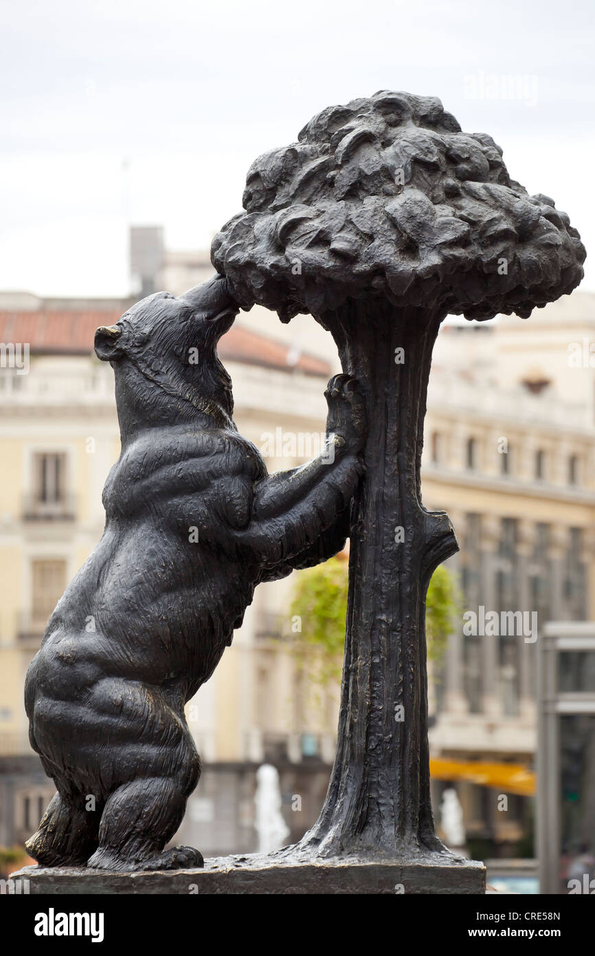 Bronze statue, monument, The Bear and the Strawberry Tree, El Oso y el