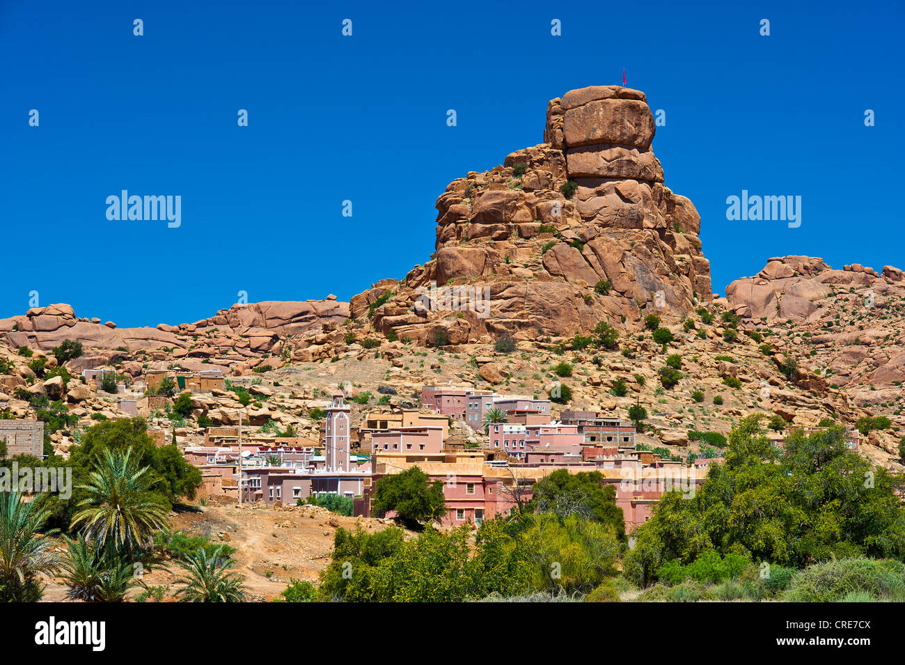 Small village of Aguard Oudad with an Islamic mosque in front of the imposing rocks of Chapeau Napoleon, Napoleon's Hat Stock Photo