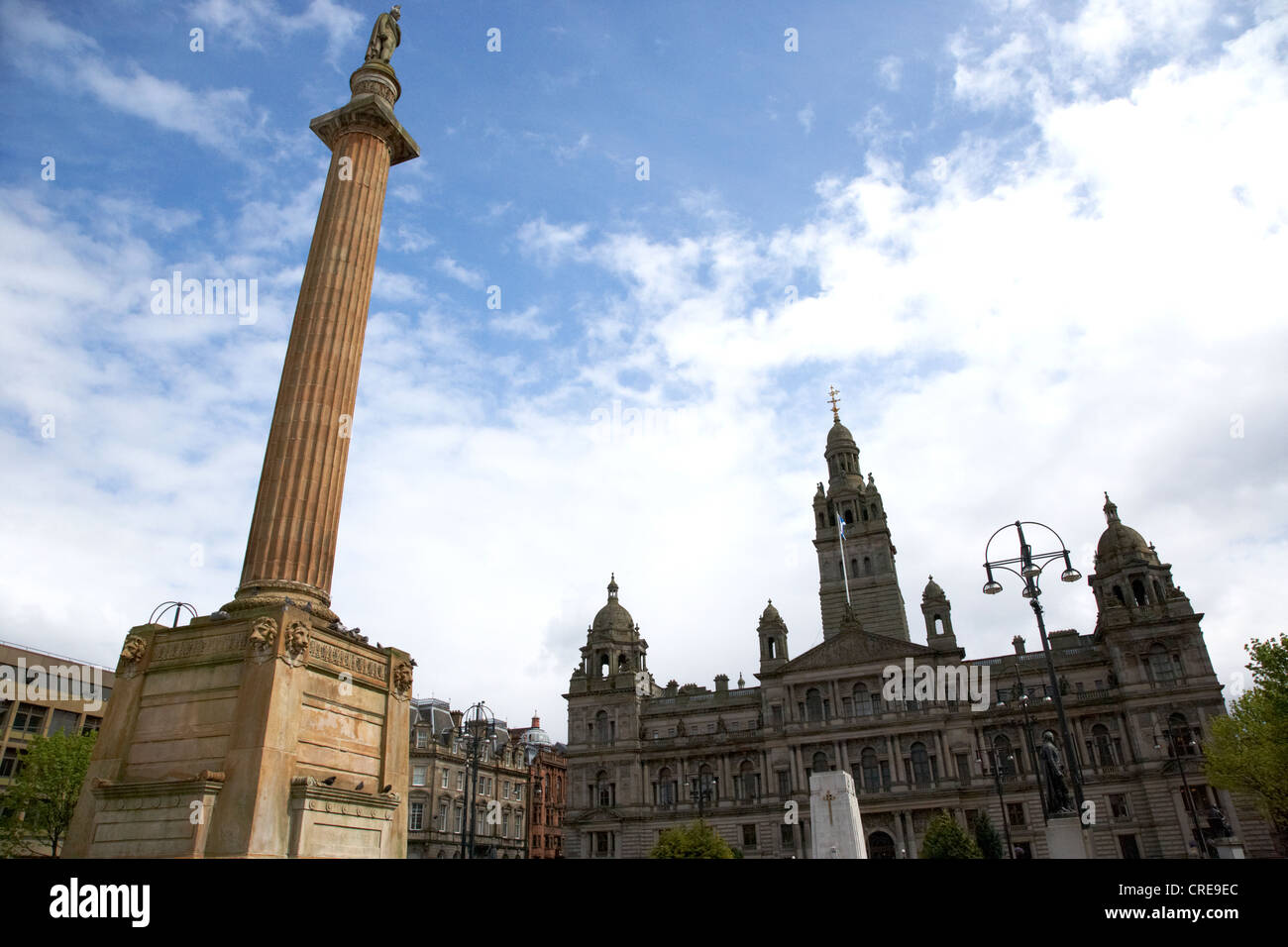 sir walter scott statue on column and glasgow chambers in square