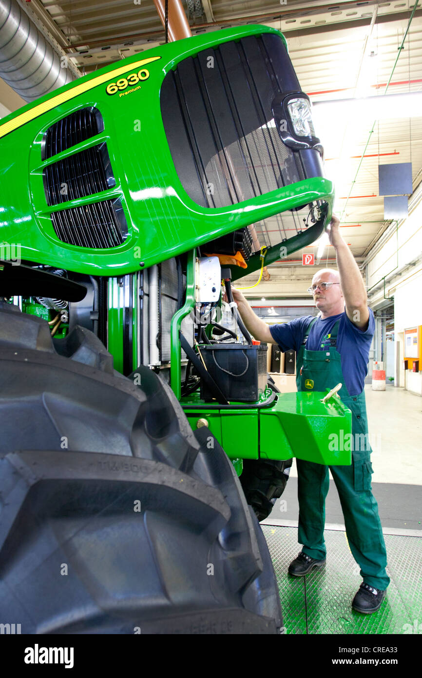 Battery control in the tractor production section at the European headquarters of the American agricultural machinery Stock Photo