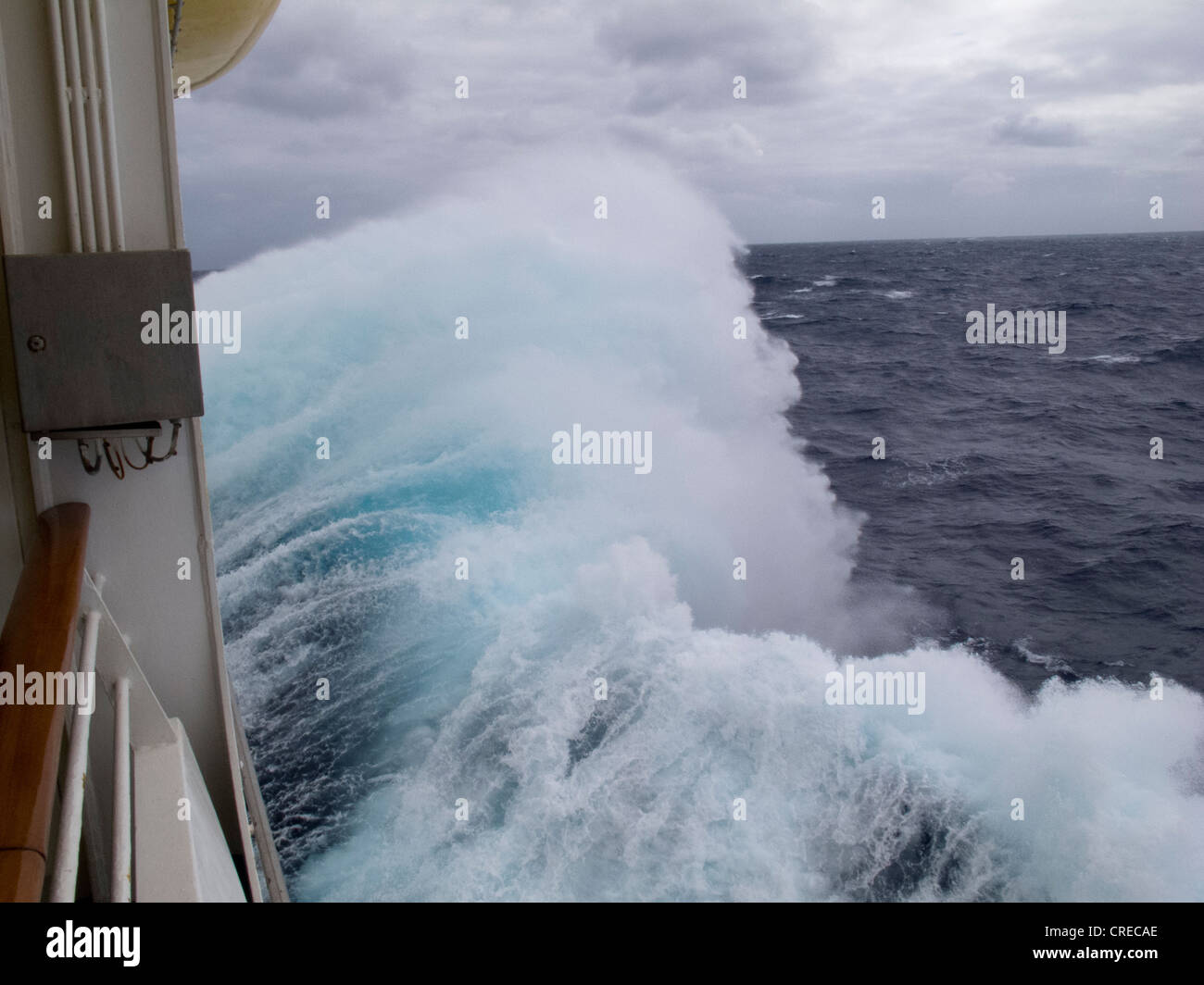 Cruise ship waves hi-res stock photography and images - Alamy
