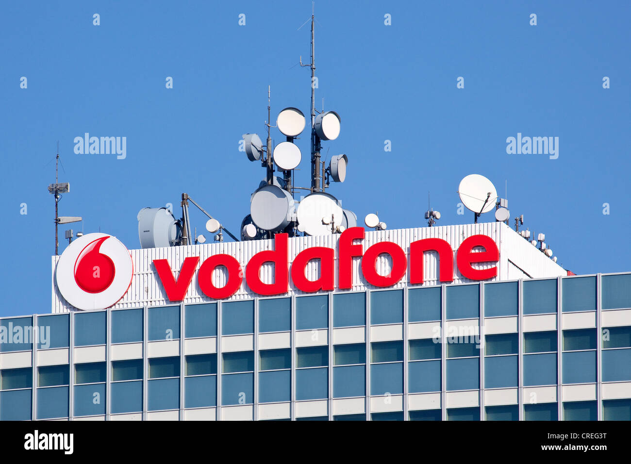 Mobile telephone antennas and the Vodafone logo on the Vodafone-Hochhaus building, Vodafone D2 GmbH in Duesseldorf Stock Photo