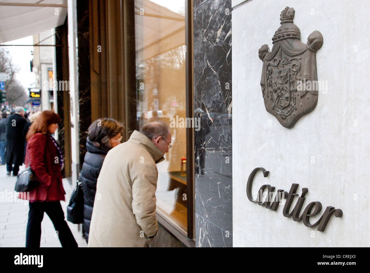 Pedestrians looking at the display in the shopwindow of the Cartier jewelry store, Koenigsallee shopping promenade, short Koe Stock Photo