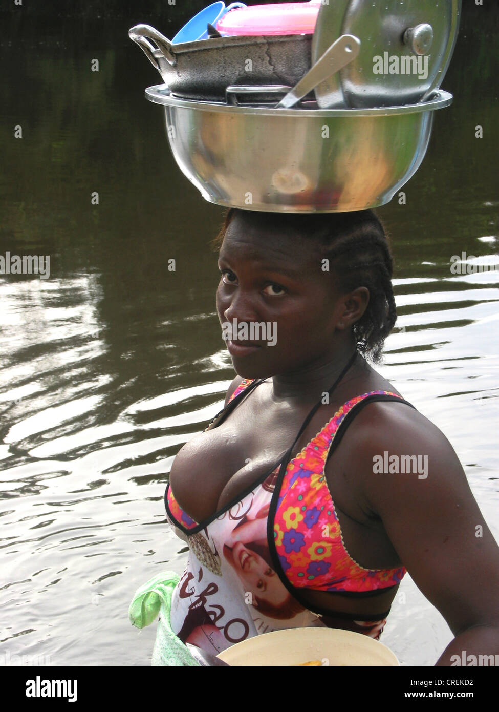 Young Maroon woman from the village Kajana with dishes on her head, Suriname, Marowijne, Kajana Stock Photo