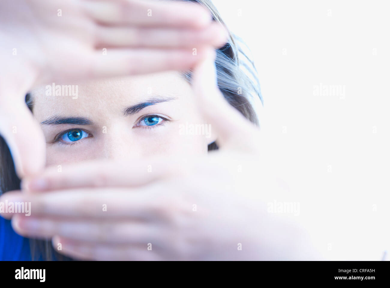Woman making viewfinder with hands Stock Photo - Alamy