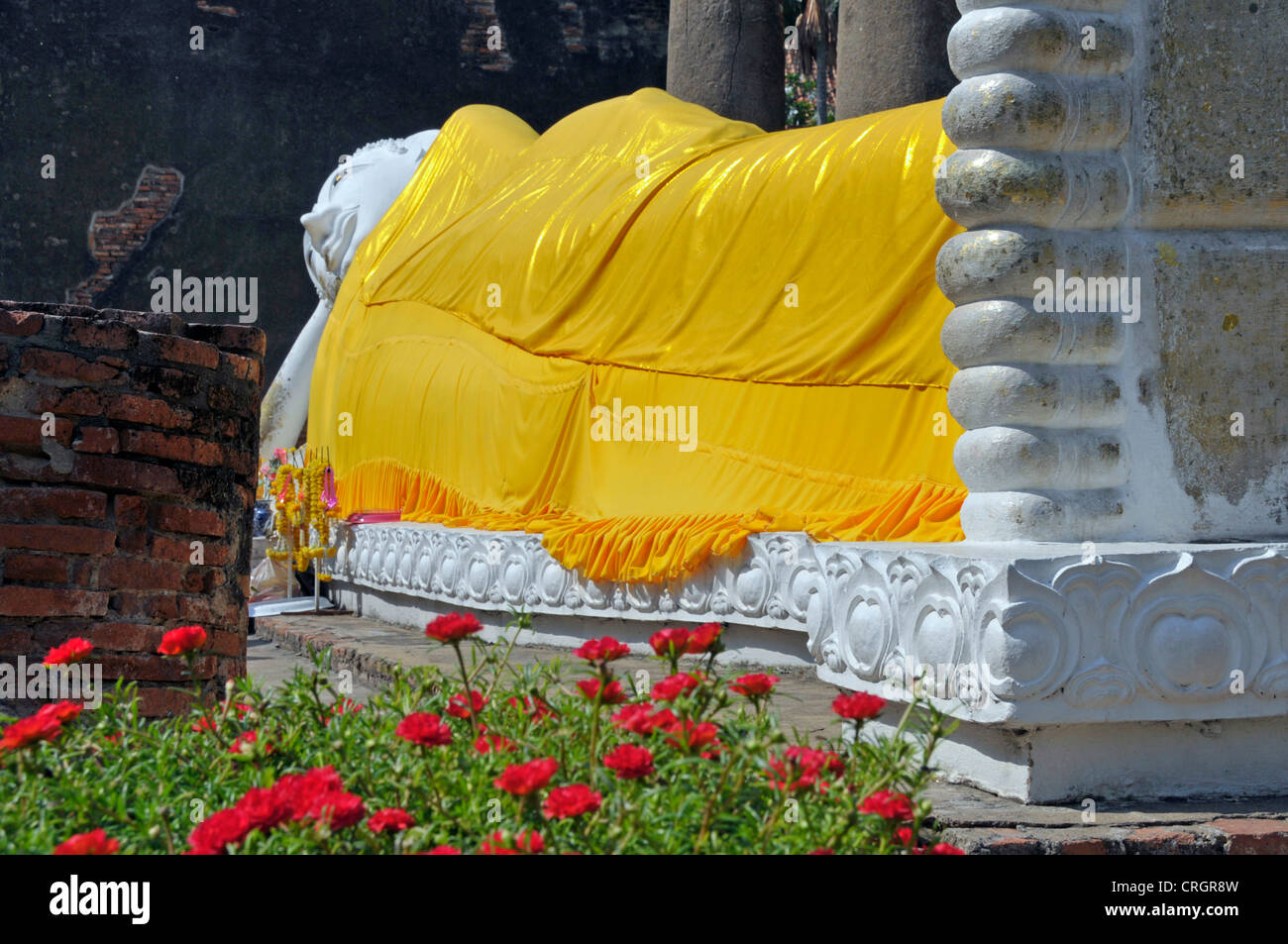 Gold statue of lying buddha thailand hi-res stock photography and ...