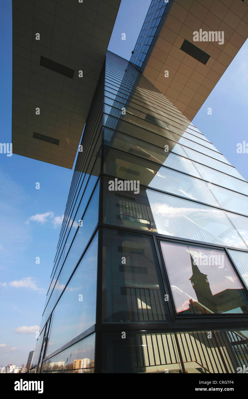 Glass cladding of high rise building hi-res stock photography and ...