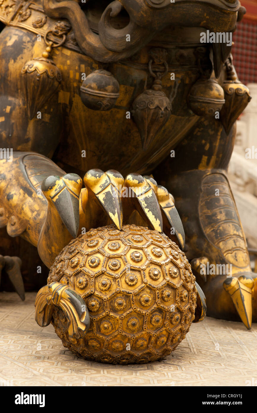 Chinese guardian lion and ball statue at Forbidden City, Beijing, China Stock Photo Alamy