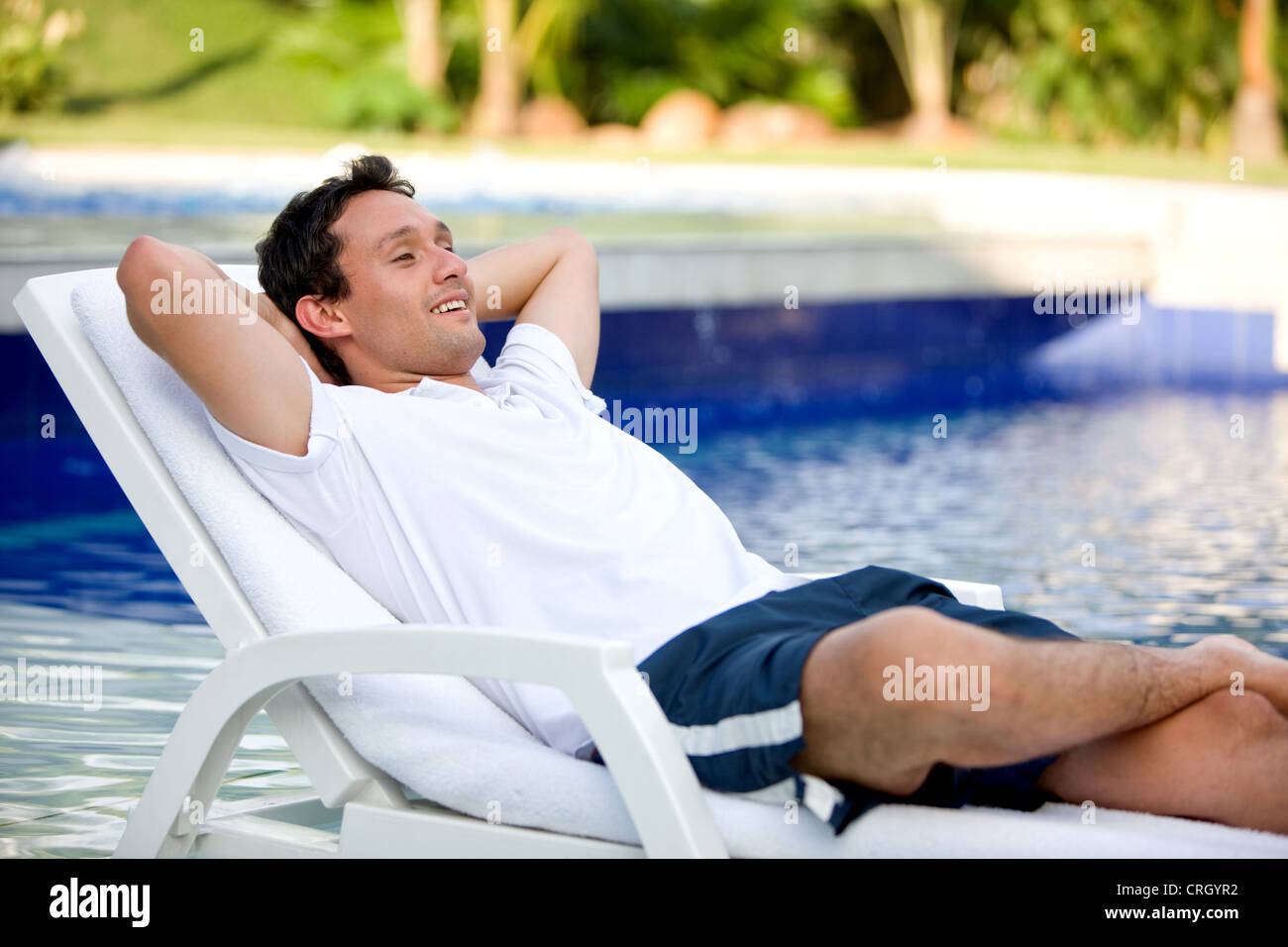 Человек на шезлонге. Селфи на отдыхе. Человек отдохнуло в августе. Человек на шезлонге. Человек отдохнуло в августе.