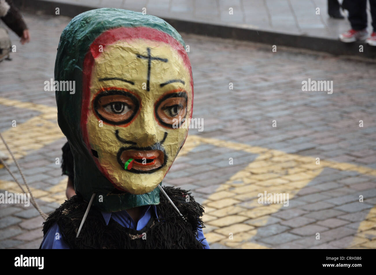 Balaclava uomo al carnevale in Cusco Peru Foto stock - Alamy