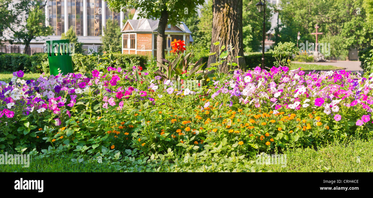 Landscaped flower bed hi-res stock photography and images - Alamy