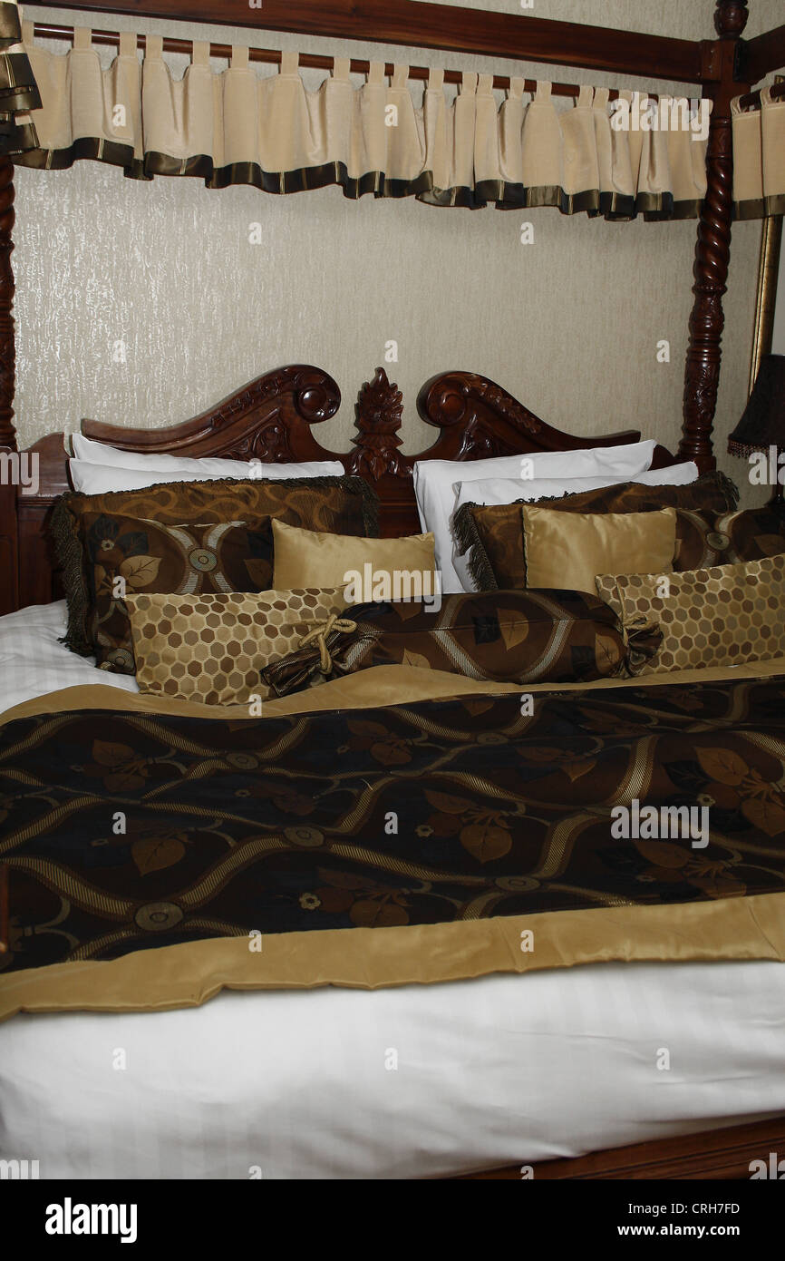 fourposter bed in hotel room West Retford Hotel, North Road, Retford