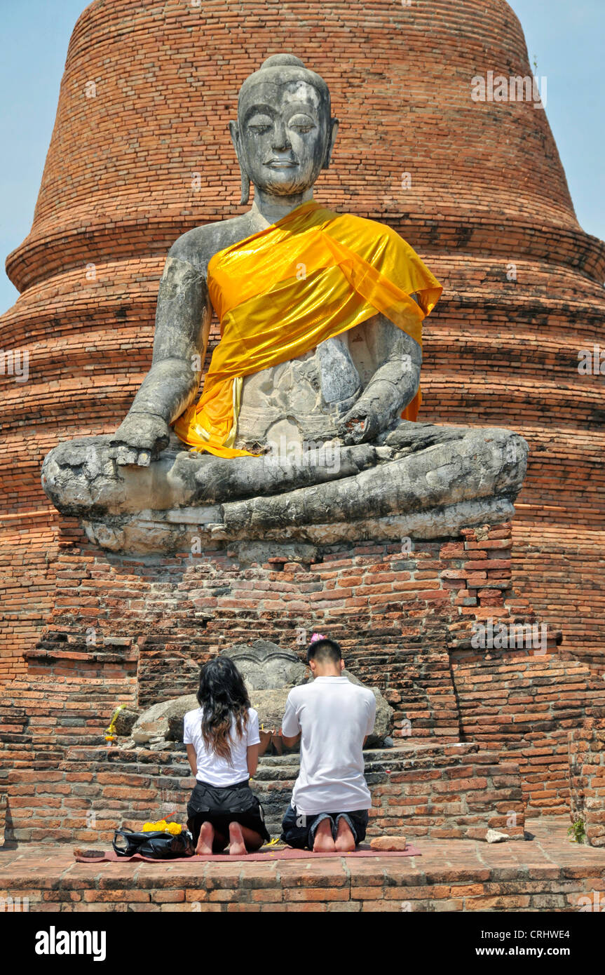two person praying an the Chedi des Wat Worachetha Ram, Thailand, Ayutthaya Stock Photo