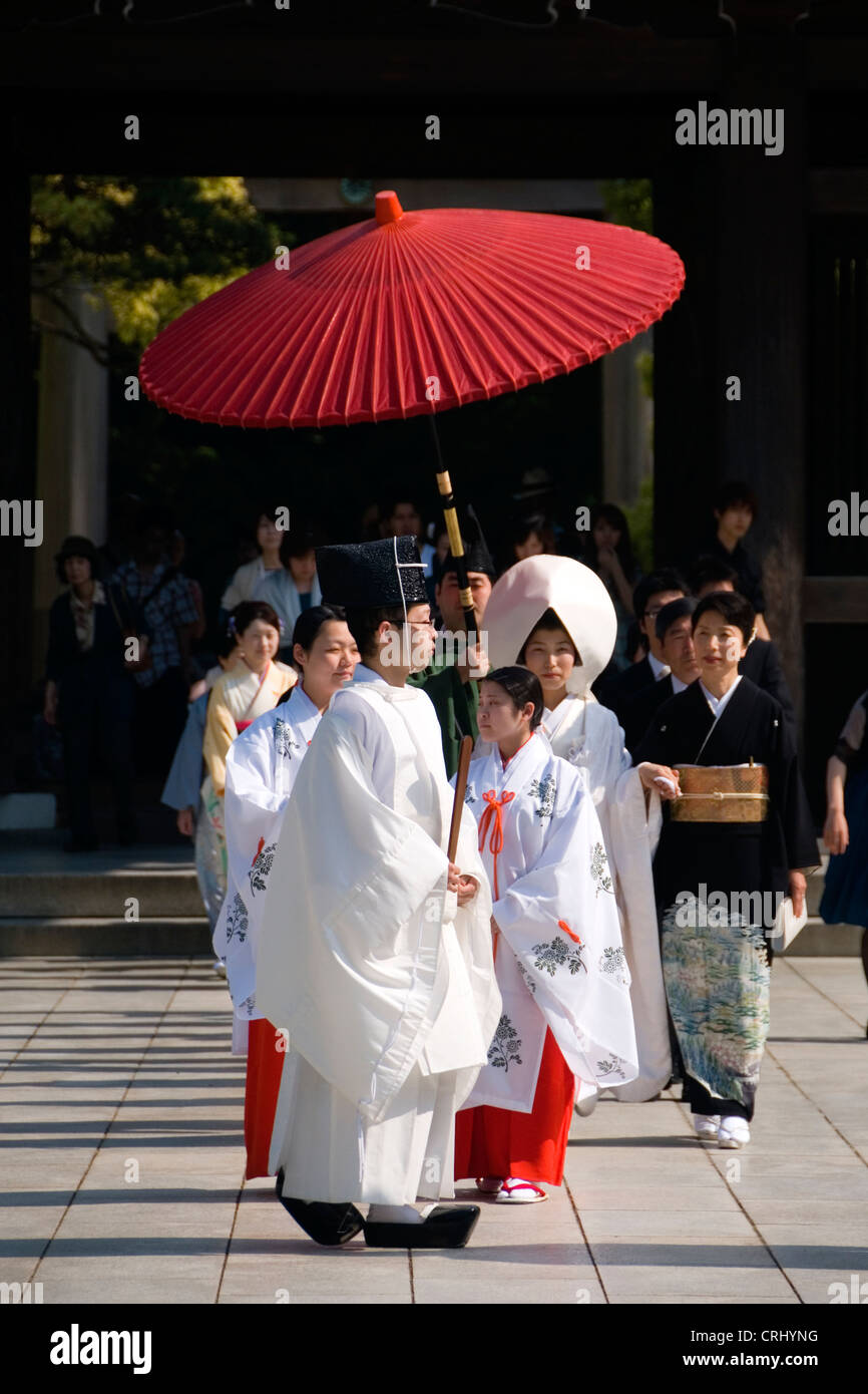Shinto Wedding party being led through Meiji Jingu. Tokyo, Japan Stock Photo