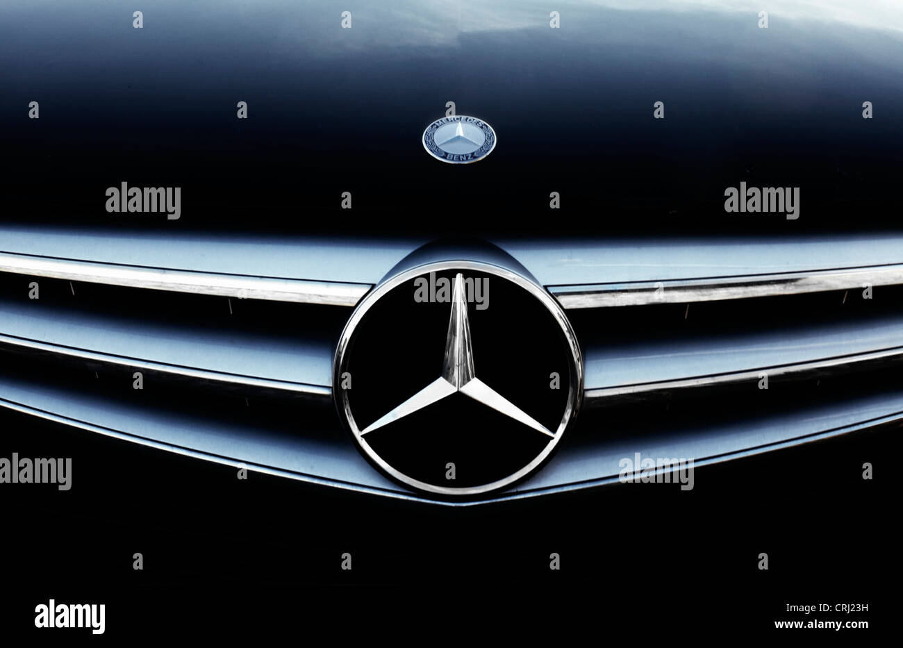 Emblem of a Mercedes Benz car · Free Stock Photo