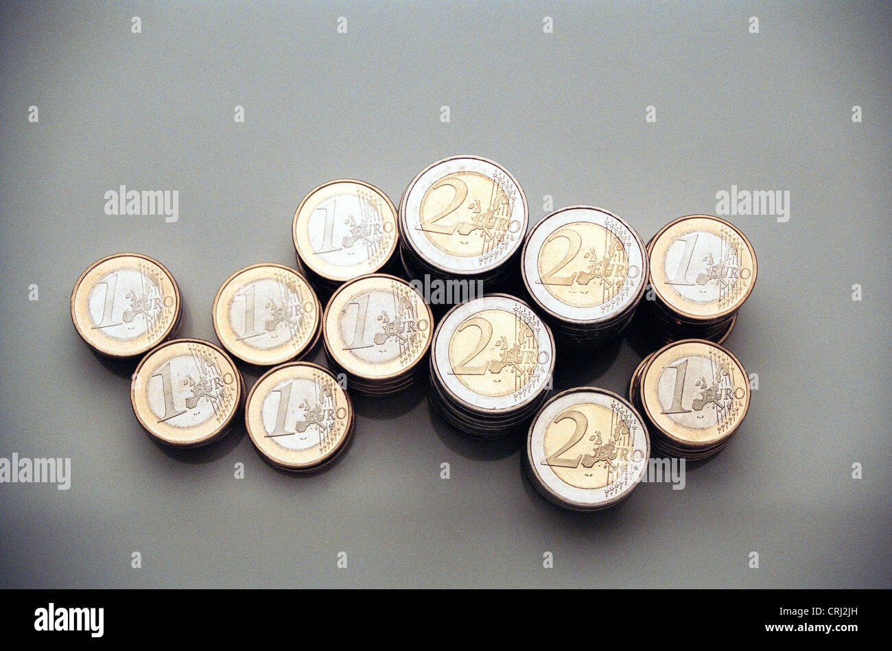 Stack of Euromuenzen worth 1 and 2 euro Stock Photo - Alamy