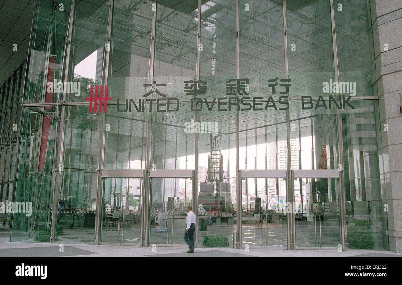 Modern landscaped main entrance to the headquarters of the United Overseas Bank in Singapore Stock Photo