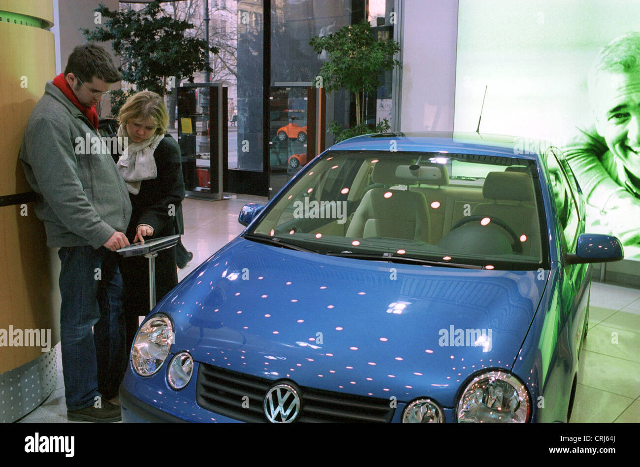 Berlin, visitors find out about the VW Lupo Stock Photo