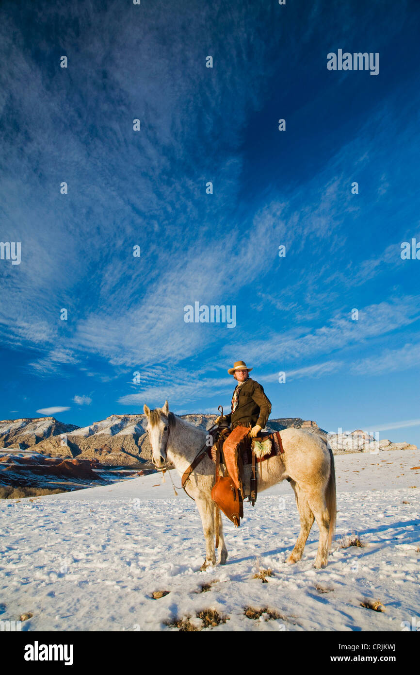 https://c8.alamy.com/comp/CRJKWJ/north-america-usa-wyoming-shell-cowboy-on-his-horse-in-the-snow-mr-CRJKWJ.jpg