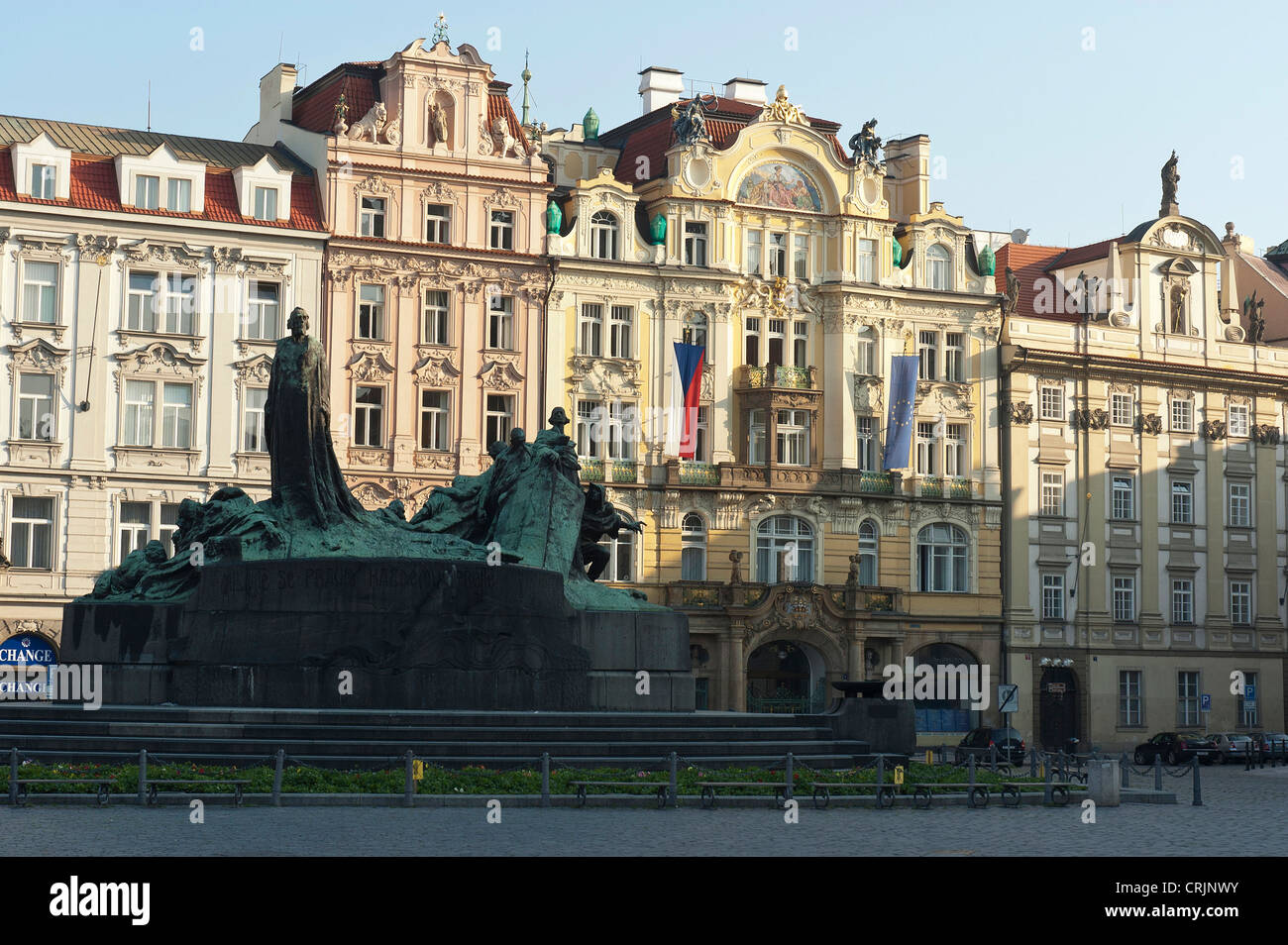 Elk188-1671 Czech Republic, Prague, Old town Square (Staromestske namesti), with Jan Hus Fountain and historic buildings Stock Photo