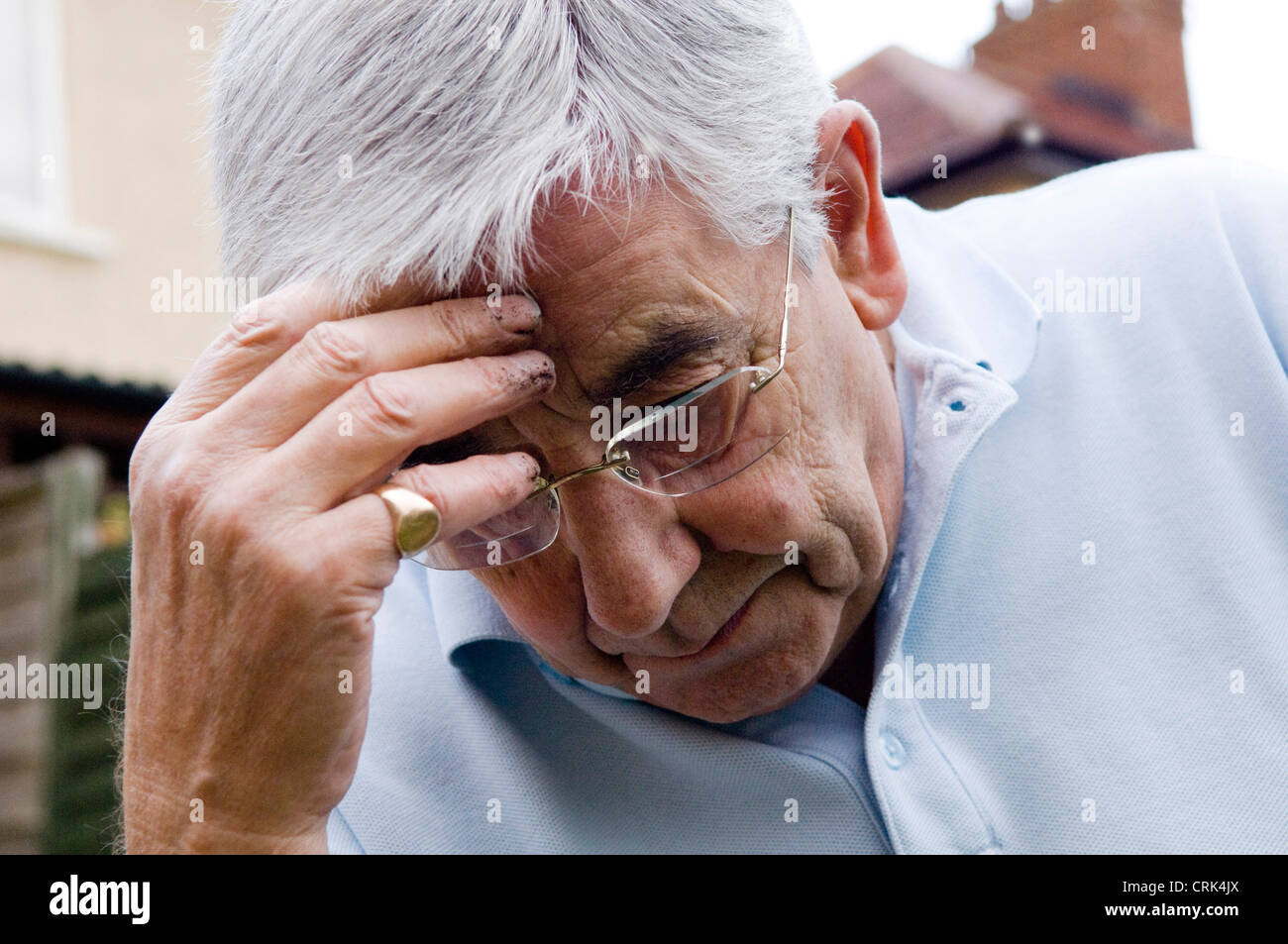 elderly man hand on head in pain Stock Photo - Alamy
