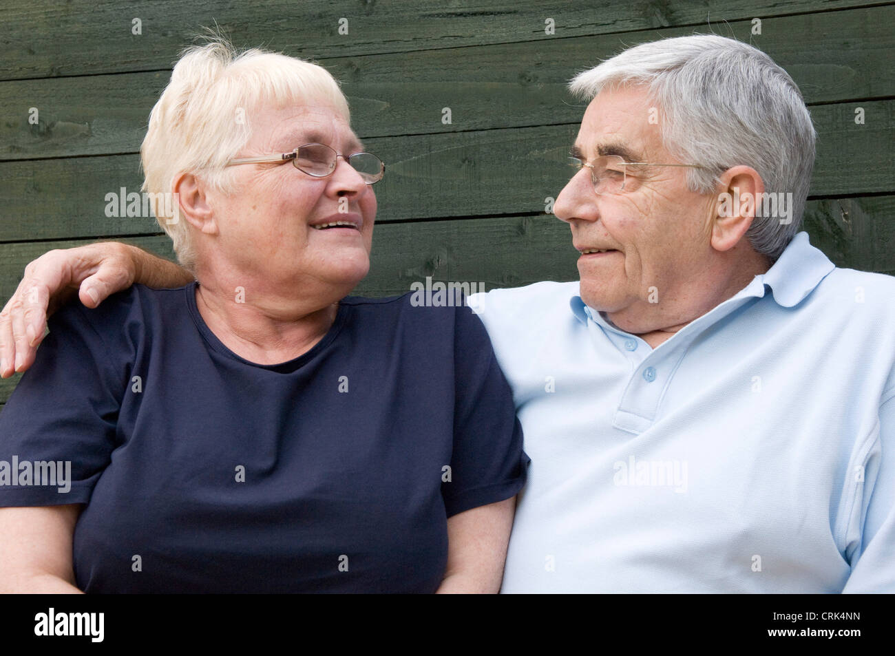 Elderly couple on a bench in their garden Stock Photo - Alamy