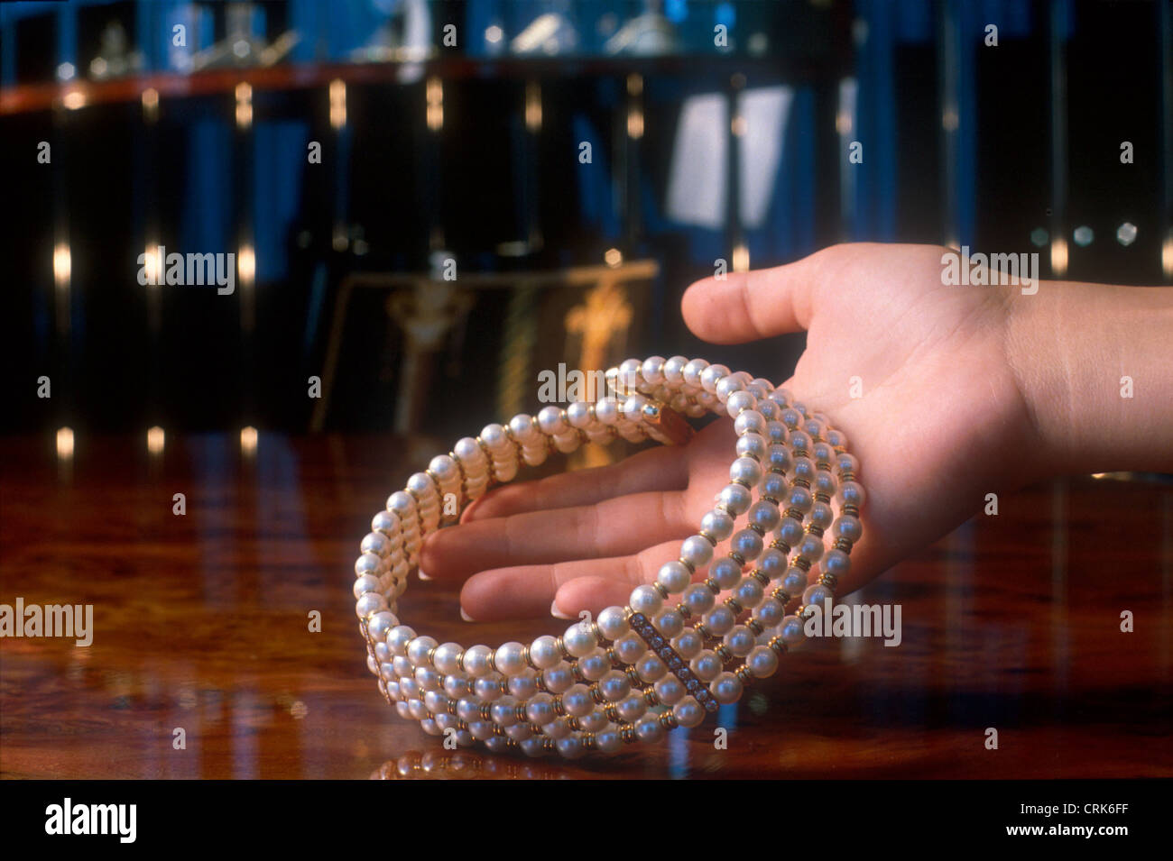 Hand holds expensive Pearl Necklace Stock Photo Alamy