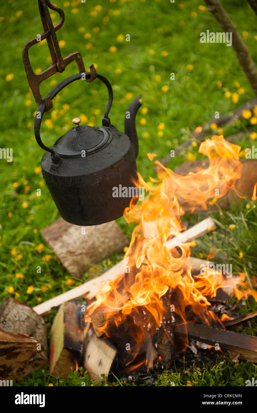 https://c8.alamy.com/comp/CRKCMN/a-black-kettle-boiling-over-an-open-fire-on-a-campsite-uk-CRKCMN.jpg