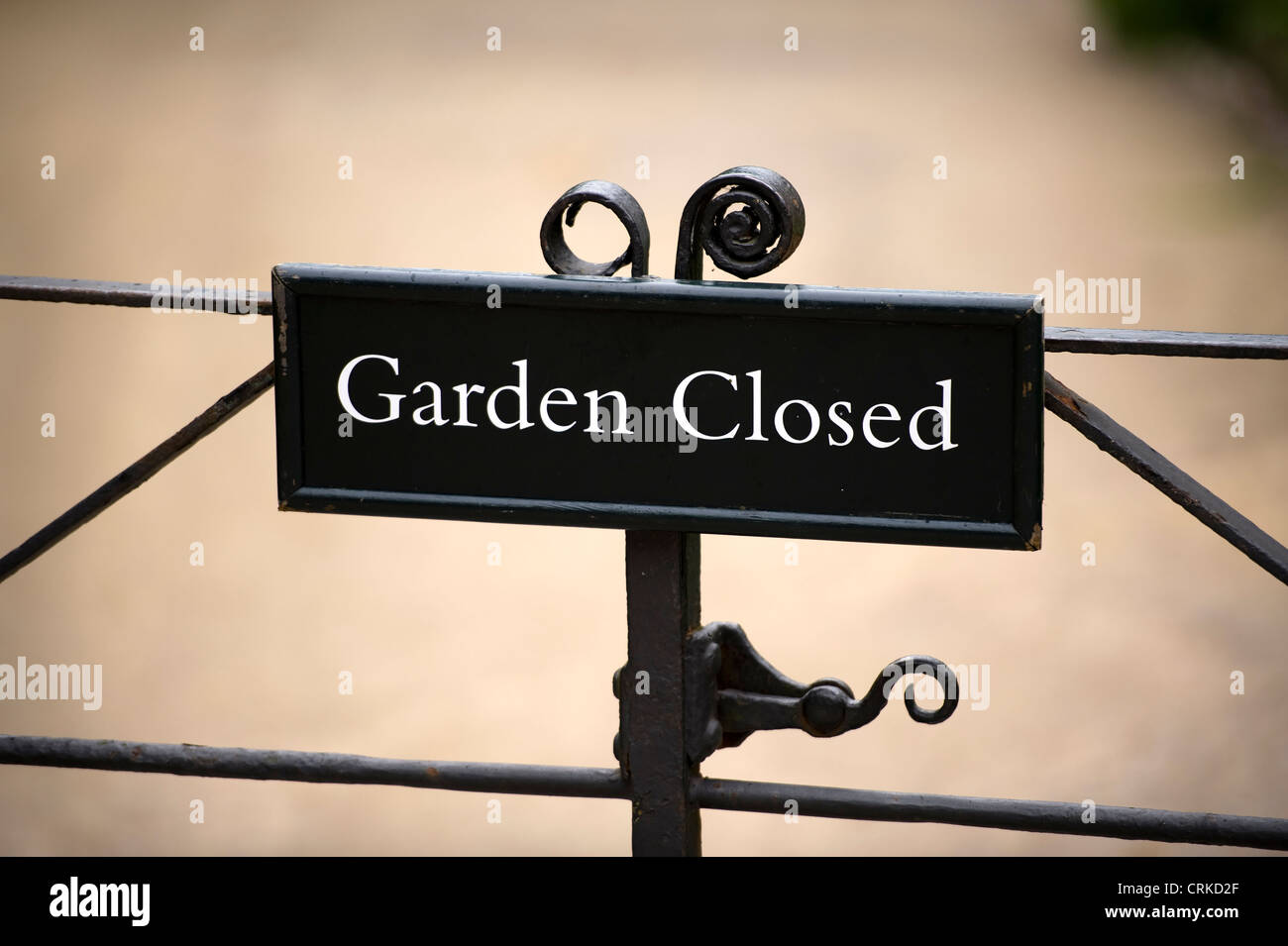 garden gate with garden closed sign Stock Photo Alamy