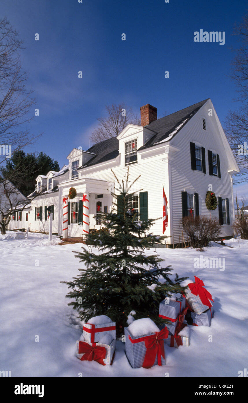 The historic 1824 House Inn is a picturesque bed-and-breakfast lodging with a rural setting in the Mad River Valley at Waitsfield in Vermont, USA. Stock Photo