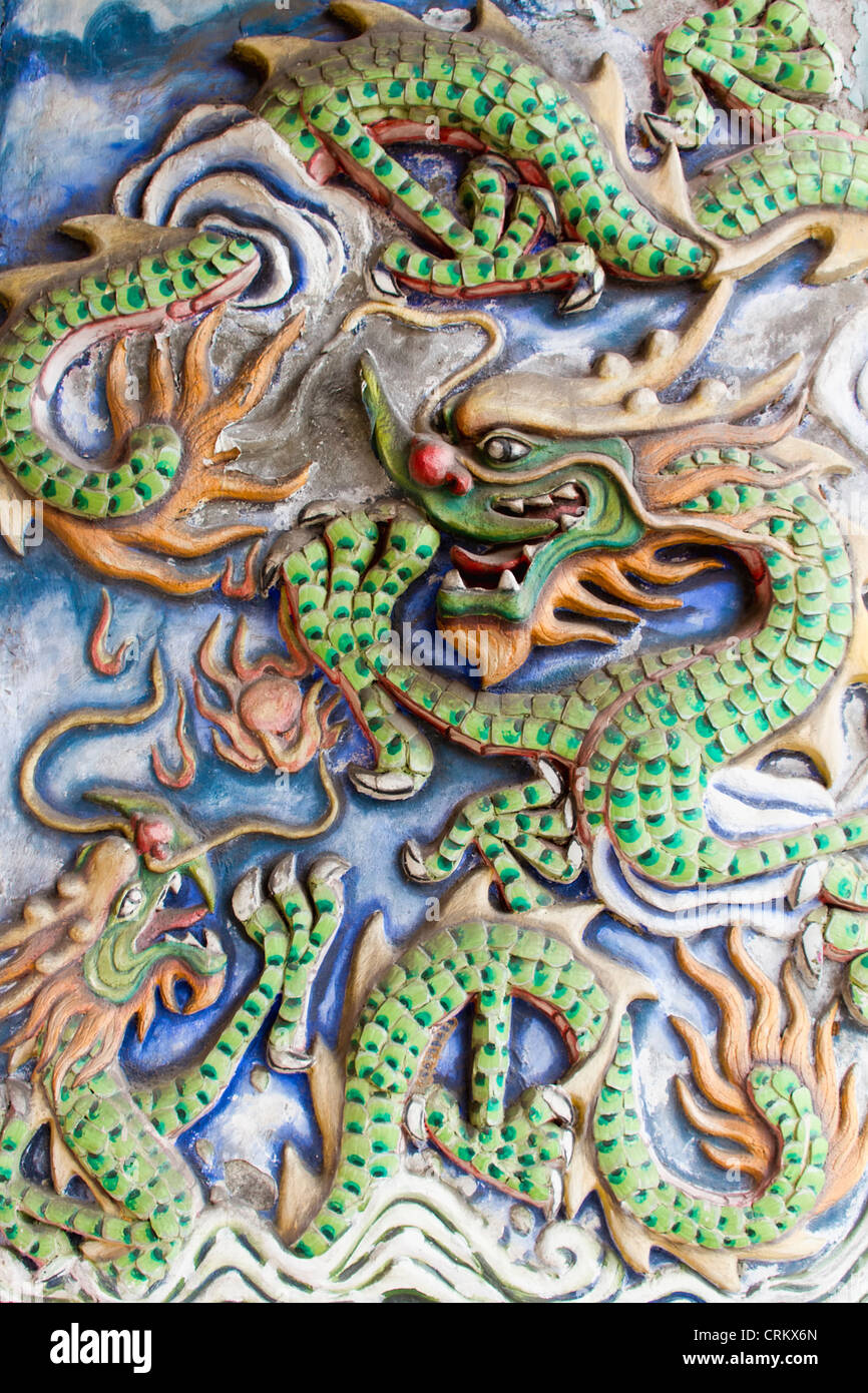 Dragons Motif Carvings Outside Old Chinese Temple Wall Stock Photo