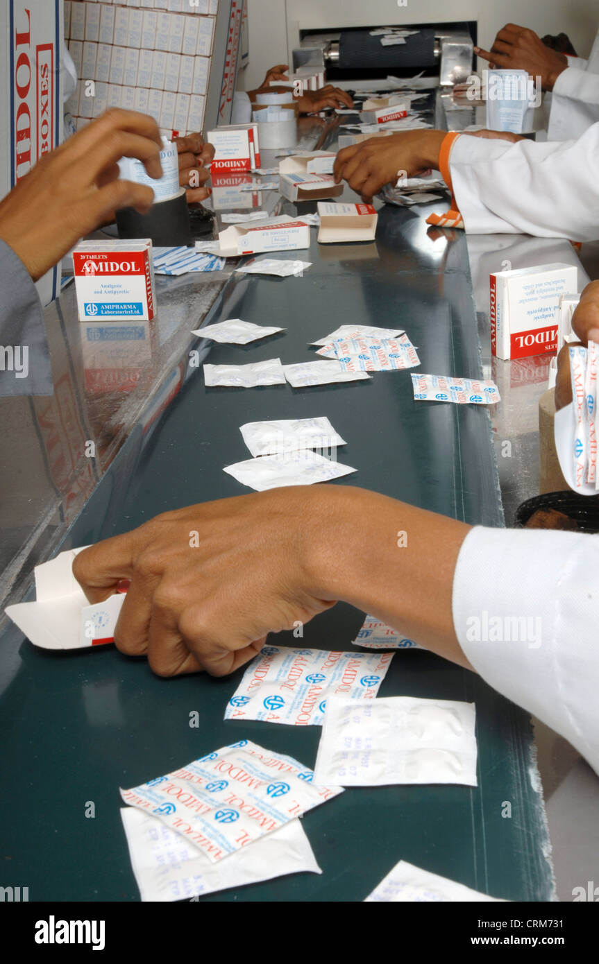 Pharmaceutical factory workers pack medicine into packaging Stock Photo ...