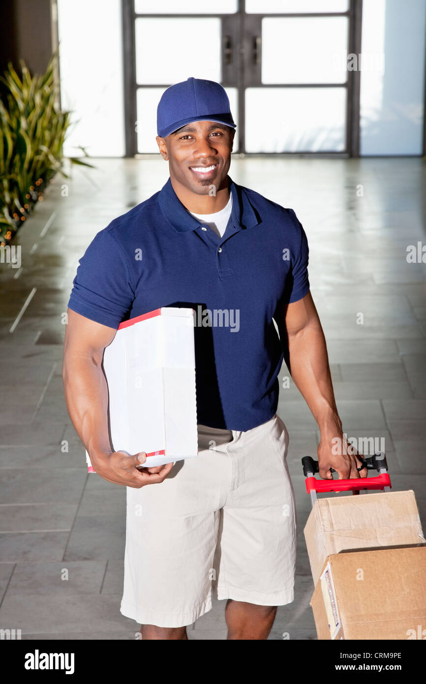 Delivery man hi-res stock photography and images - Alamy