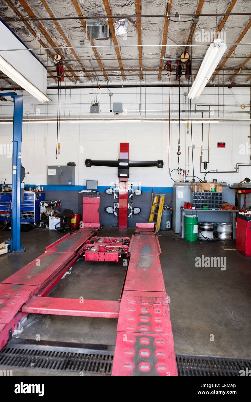 Car hoist hires stock photography and images Alamy