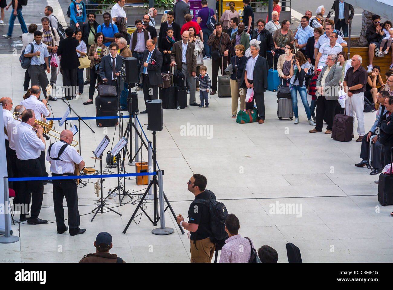 Paris, France, Audience Crowd, Watching, New Orleans Jazz Band, Orchestra Performing in Train Station, 'Gare de Lyon', National Music Festival, Fete de la Musique, American Jazz Music Concert Stock Photo