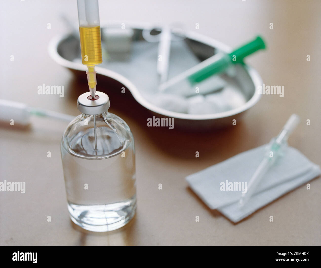 Use Infusing Table Kidney dish and syringe hi-res stock photography and images - Alamy