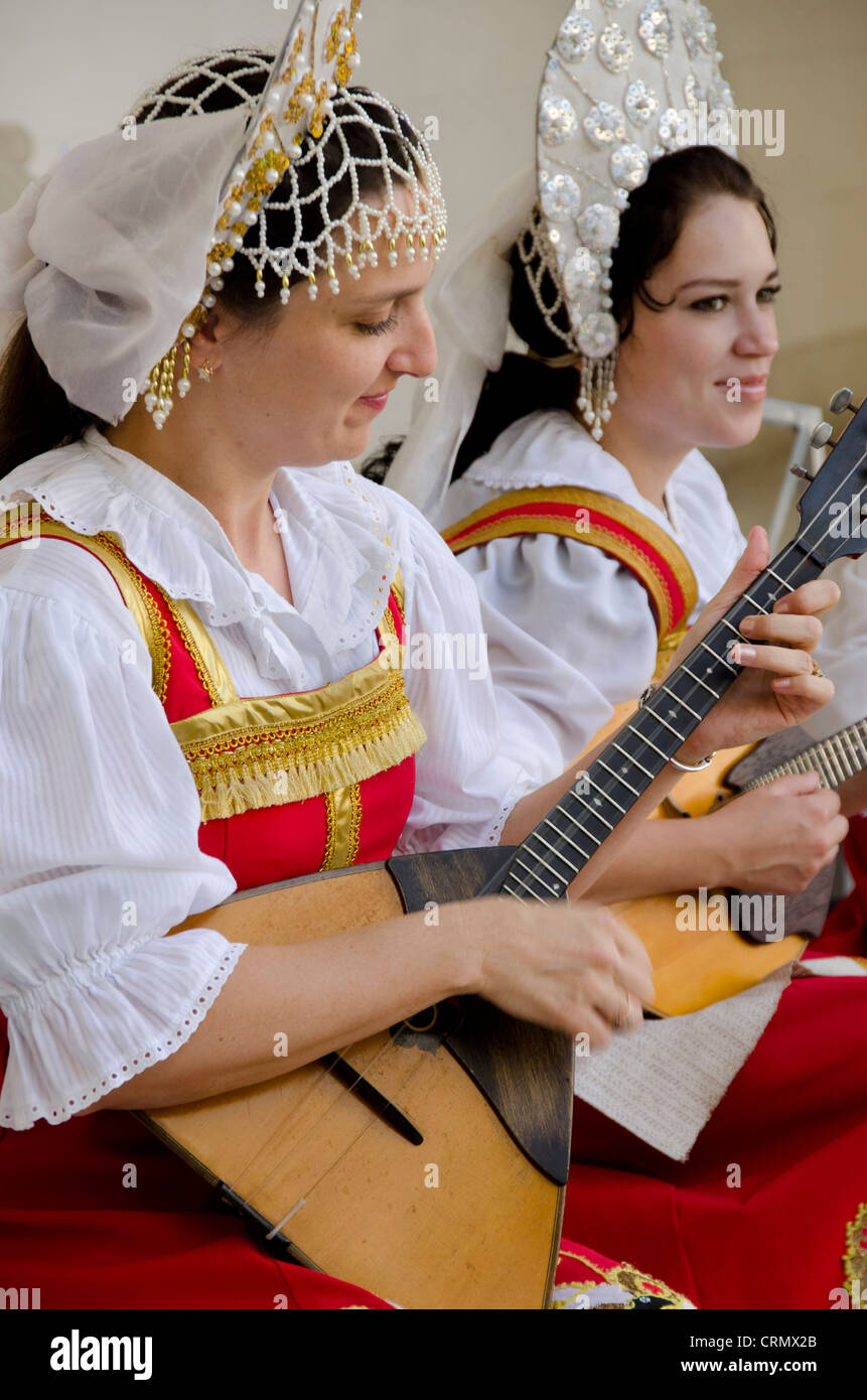 Ukraine, Yalta, Livadia Palace. Ukrainian folkloric show. Women in traditional costumes playing Russian balalaikas and lutes. Stock Photo
