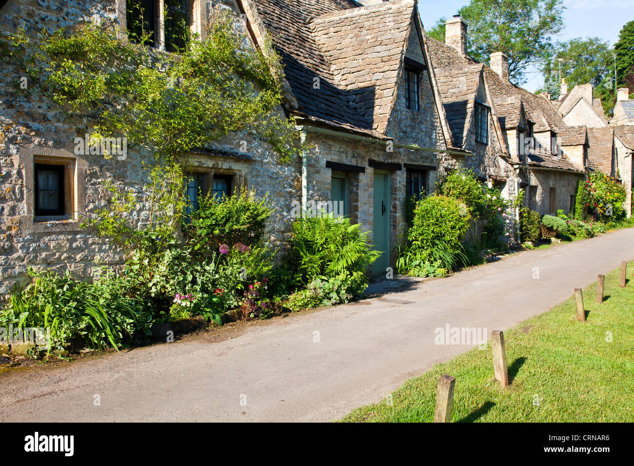 Famous row of weavers cottages,Arlington Row,built in 1380 as a monastic wool store. Bibury Cotswolds Gloucestershire England UK Stock Photo