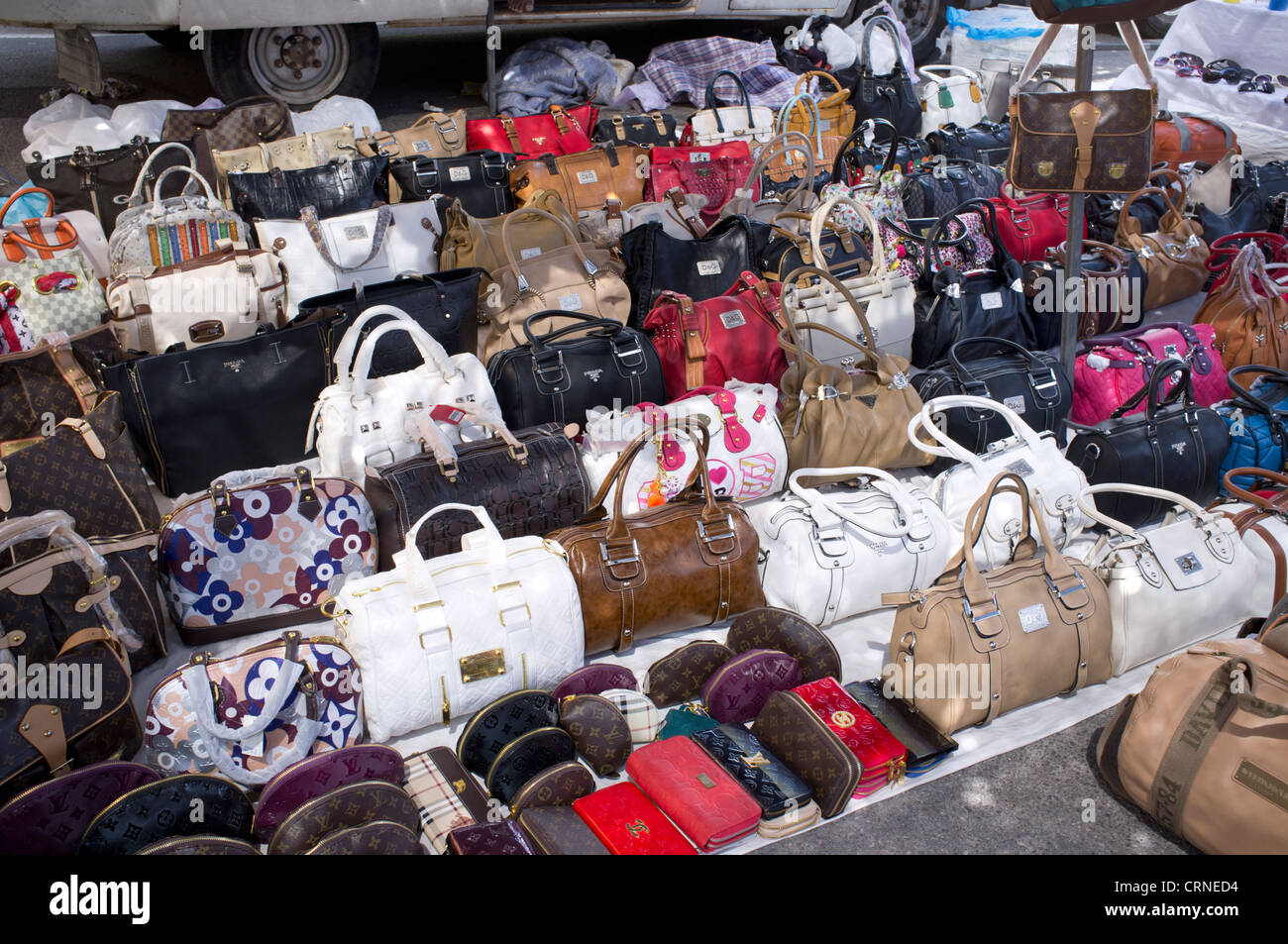 Handbags stall hi-res stock photography and images - Page 5 - Alamy