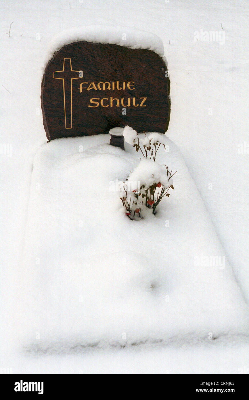 A grave in winter Stock Photo Alamy