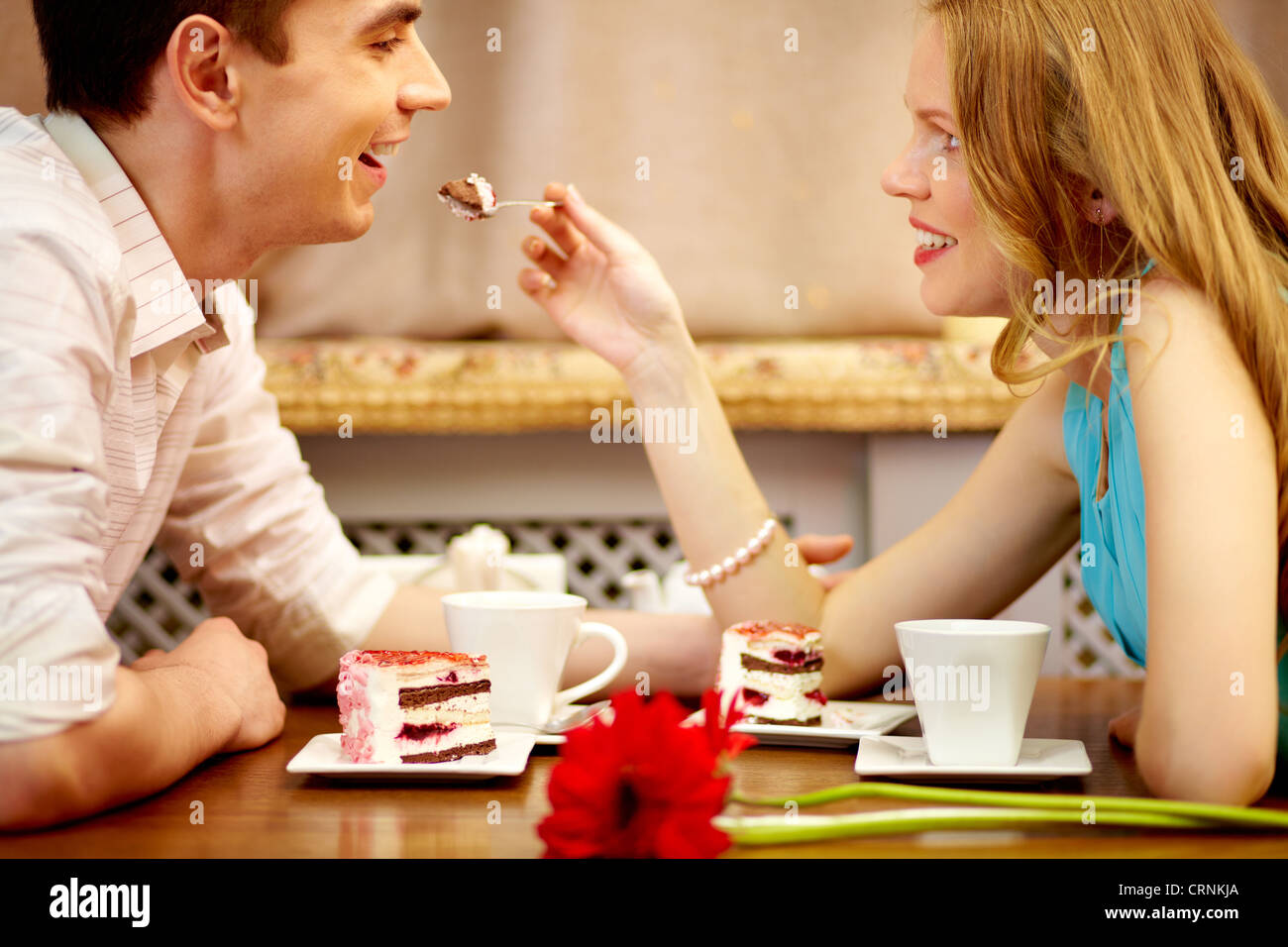 Сладостная жизнь. Девушка в кафе с десертом. Молодёжь ест десерт. Картинки люди в ресторане кушают десерт. Девочка не делиться тортом.