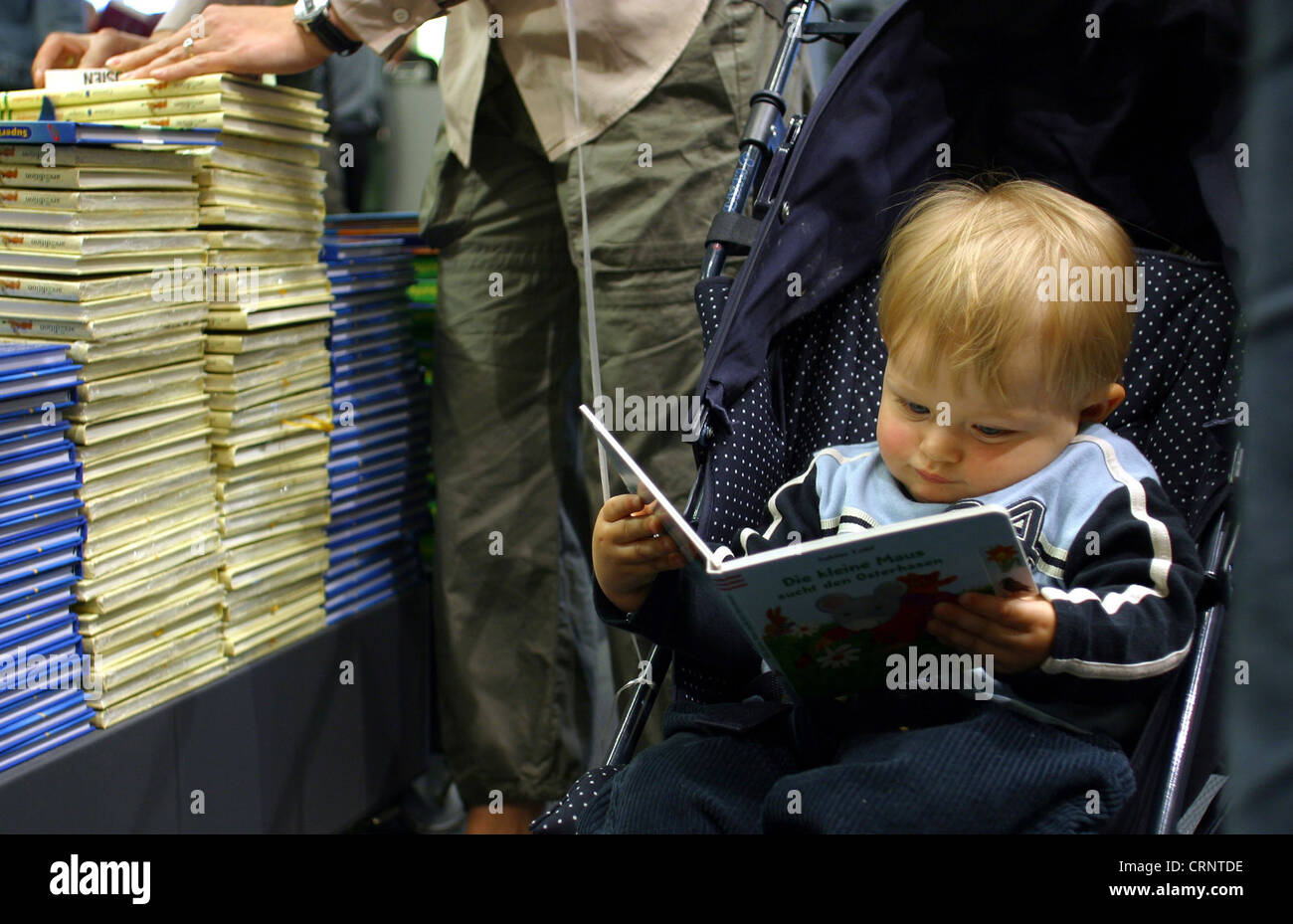 Child reading a book - book store in Essen Stock Photo