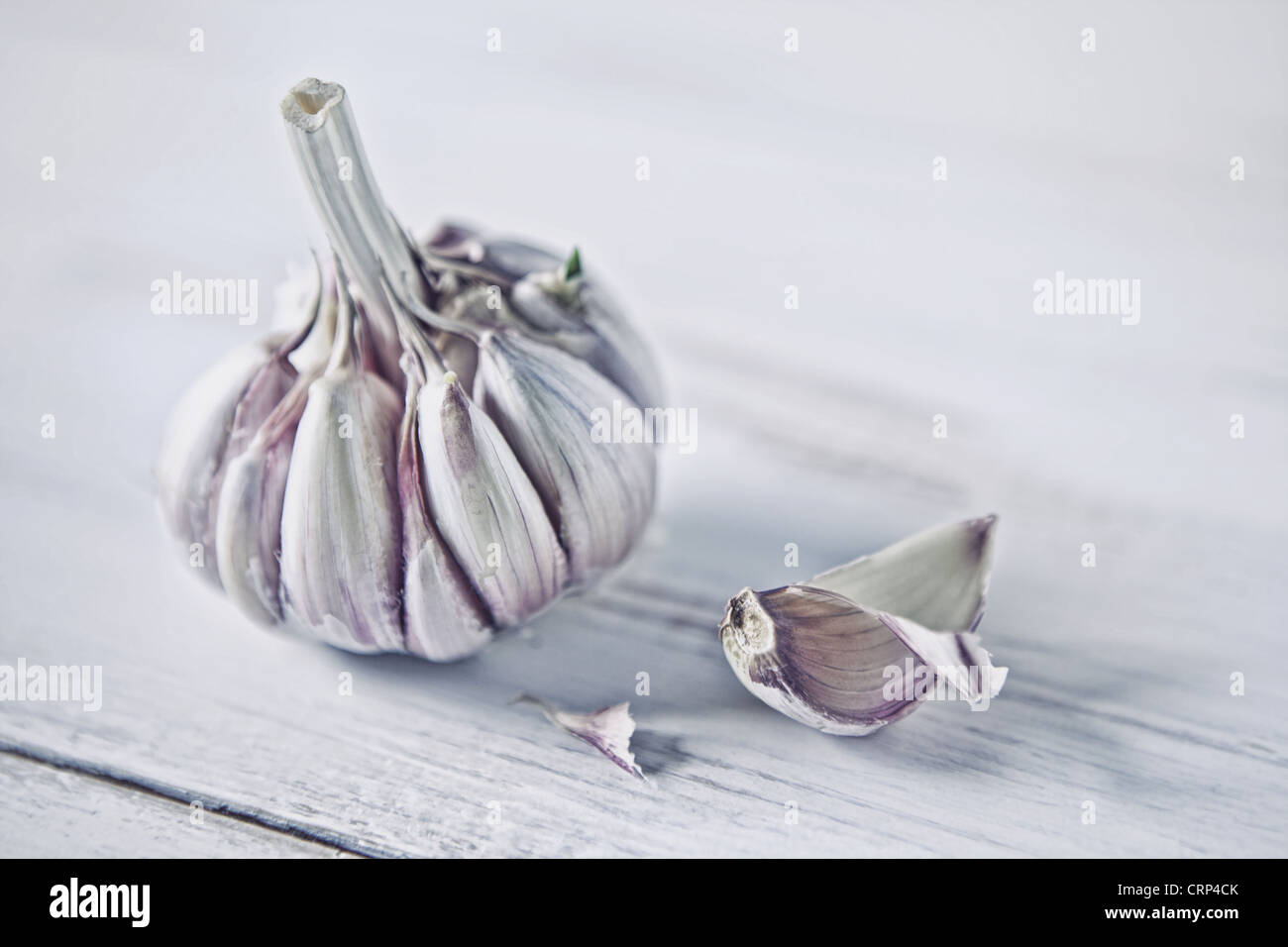 Garlic clove on white wooden table top Stock Photo - Alamy