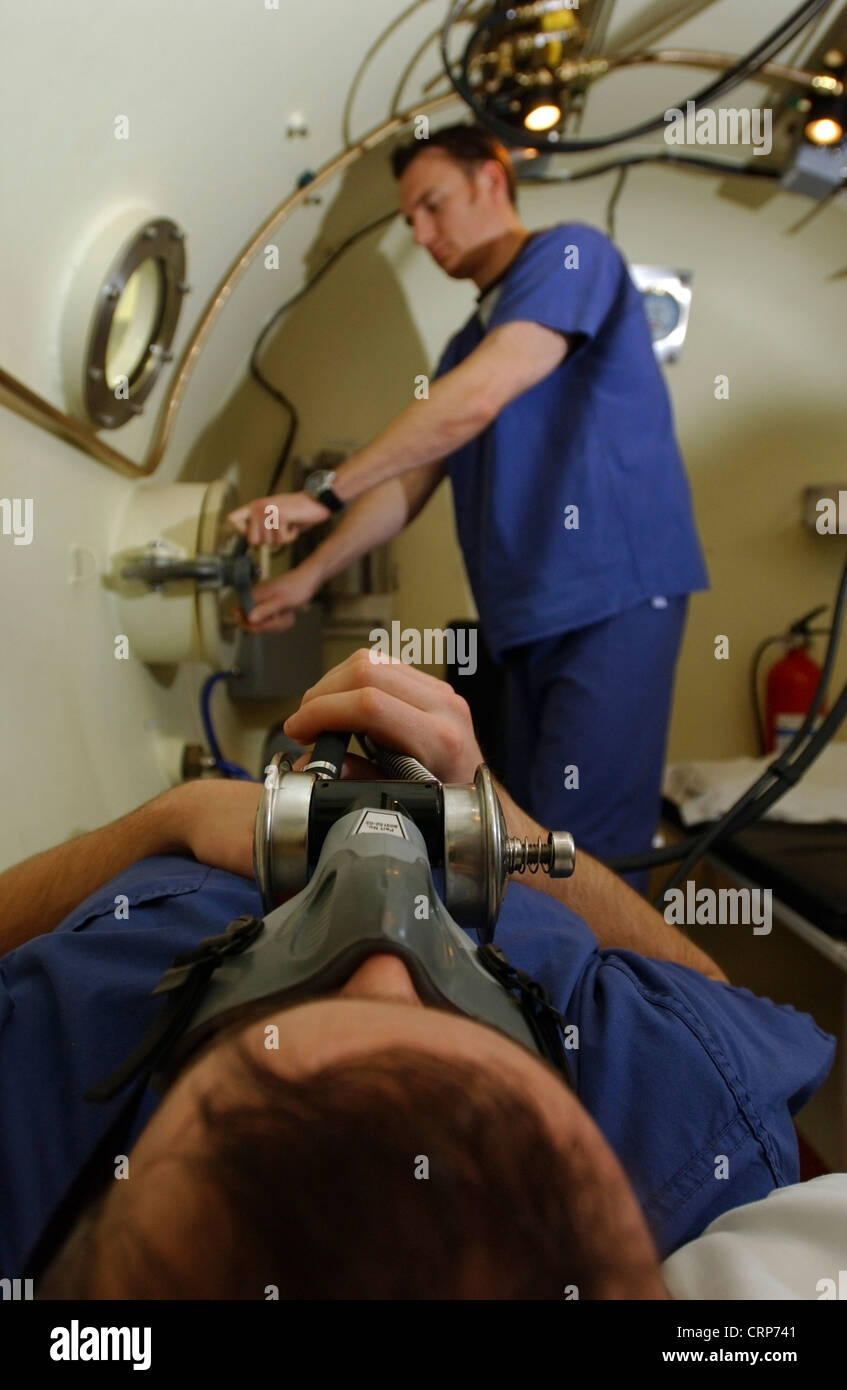 Hyperbaric oxygen chamber hires stock photography and images Alamy