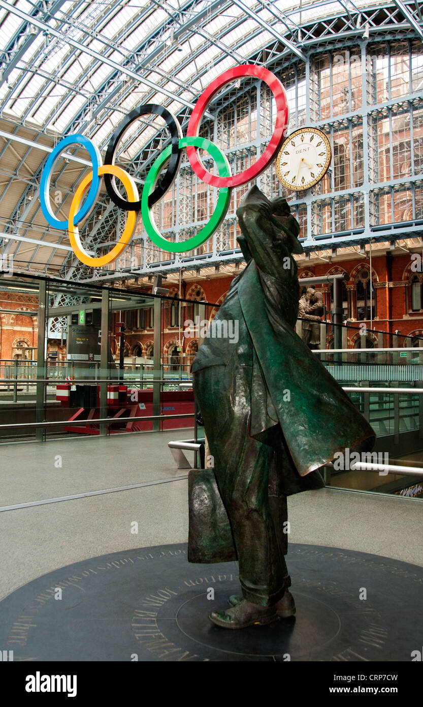 Sir John Betjeman statue and Olympic rings at St Pancras International Station. Stock Photo