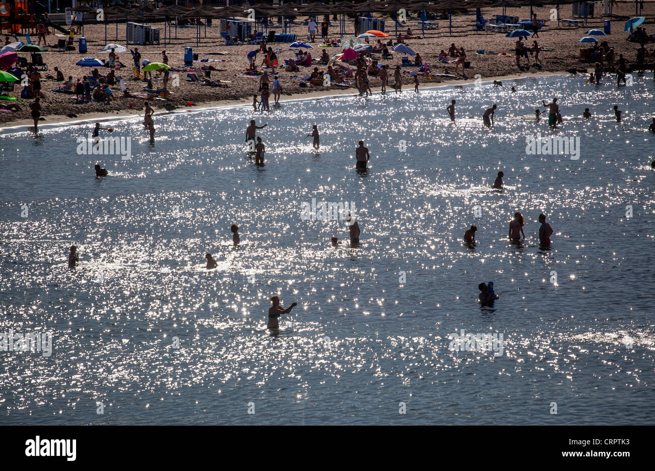Crowded beach scene hi-res stock photography and images - Alamy
